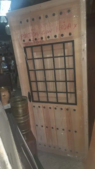 Puerta de madera con reja