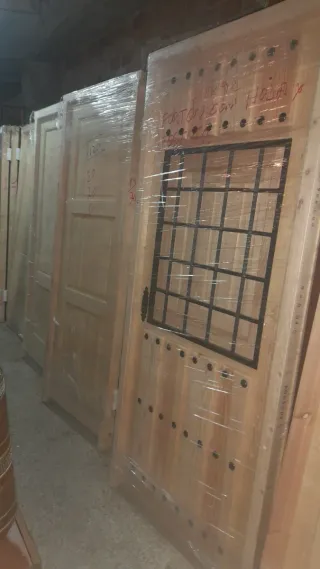 Puerta de madera con reja