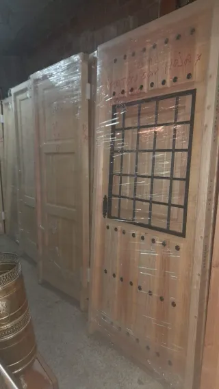 Puerta de madera con reja