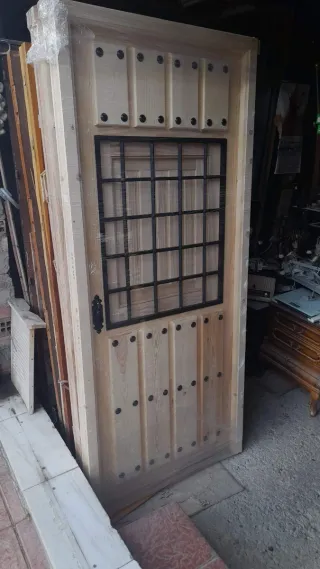 Puerta de madera con reja