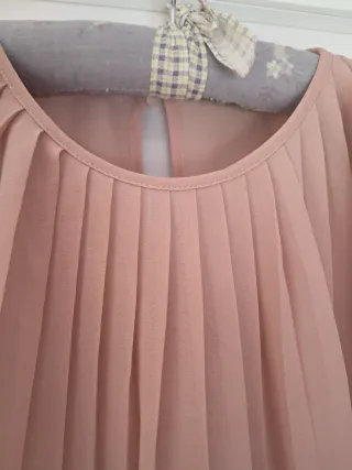 Blusa rosa plisada con volante