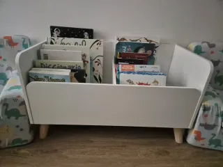 2 Sofás infantiles y estantería de libros