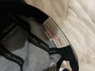 Boné Mitchell & Ness Cinza Estilo Skater