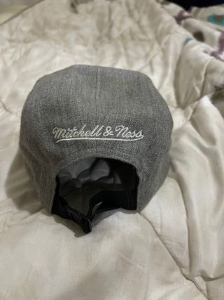 Boné Mitchell & Ness Cinza Estilo Skater