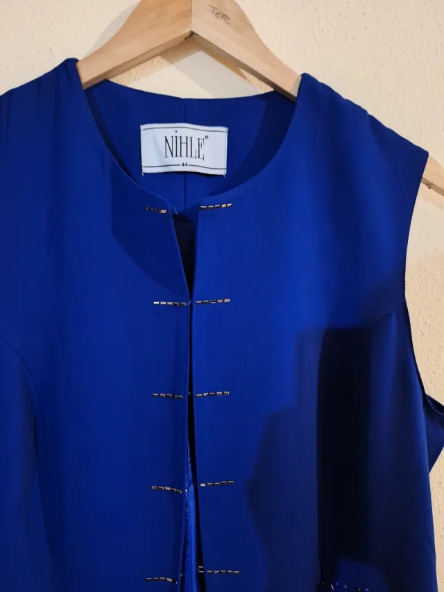 Chaleco largo NIHLÉ azul con pedrería