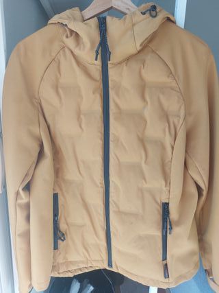 Chaqueta C&A Termolite Talla 38, color mostaza.