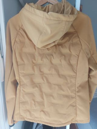 Chaqueta C&A Termolite Talla 38, color mostaza.