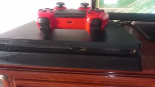 PS4 Slim Sony + Mando DualShock Rojo