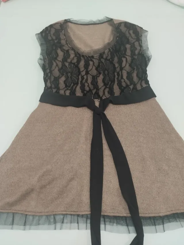 Top largo de punto marrón con vuelo y encaje negro