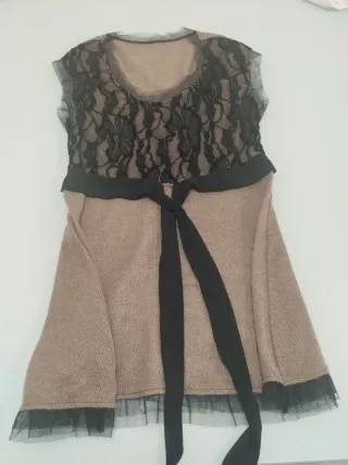 Top largo de punto marrón con vuelo y encaje negro