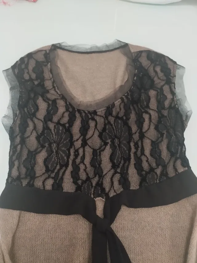 Top largo de punto marrón con vuelo y encaje negro