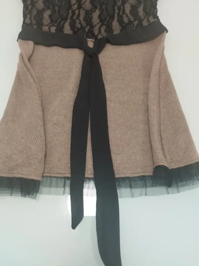 Top largo de punto marrón con vuelo y encaje negro