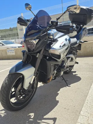 Suzuki B-King 1340cc con baúl y Maletas laterales