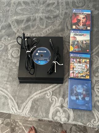 PS4 (PlayStation 4) Negra + 5 Juegos