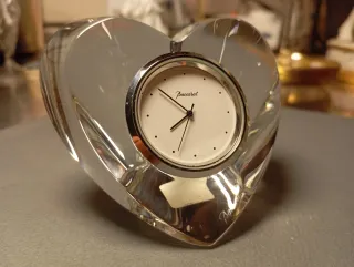 Orologio Baccarat a forma di cuore in cristallo.