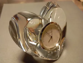 Orologio Baccarat a forma di cuore in cristallo.