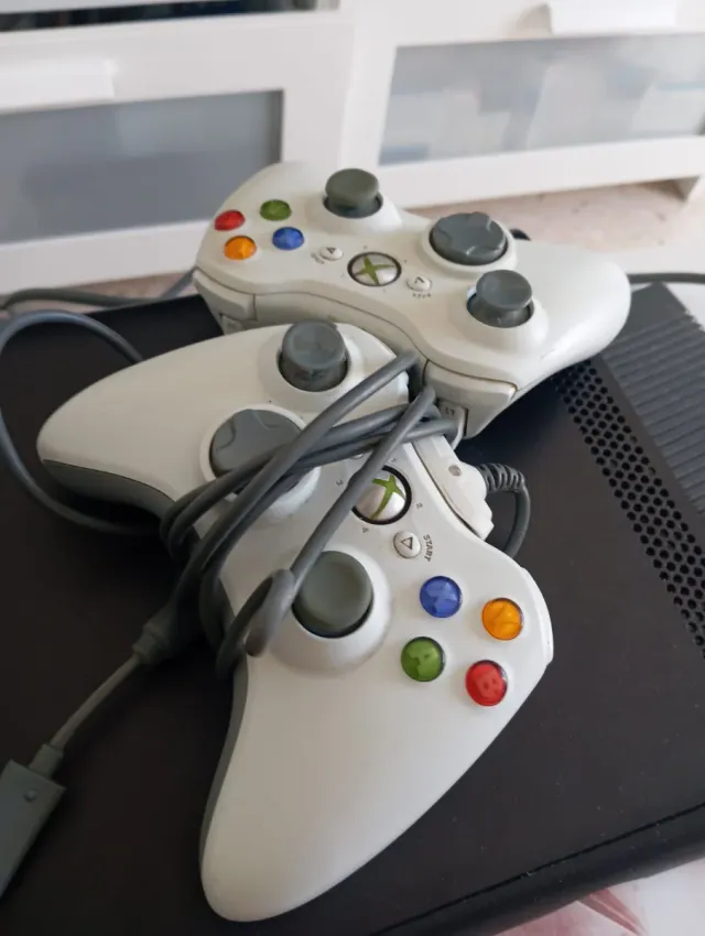 Xbox 360 120GB HDD + 2 Mandos Blancos
