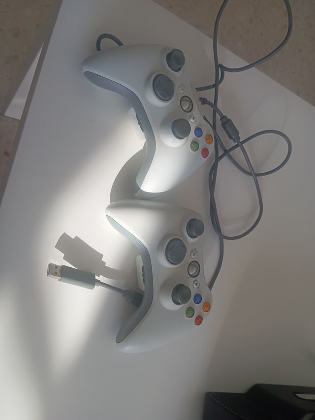 Xbox 360 120GB HDD + 2 Mandos Blancos