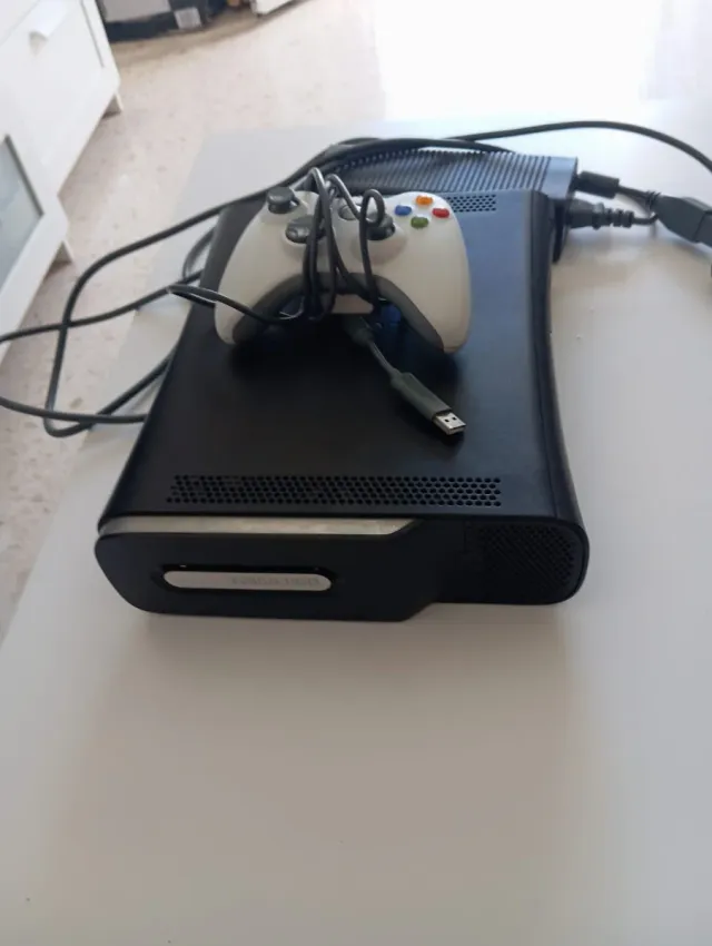 Xbox 360 120GB HDD + 2 Mandos Blancos