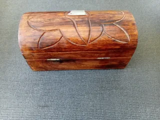 Caja joyero de madera tallada