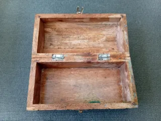 Caja joyero de madera tallada