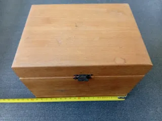 Caja joyero de madera tallada