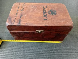 Caja joyero de madera tallada