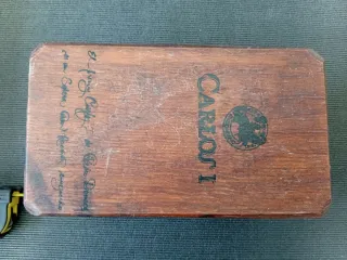Caja joyero de madera tallada