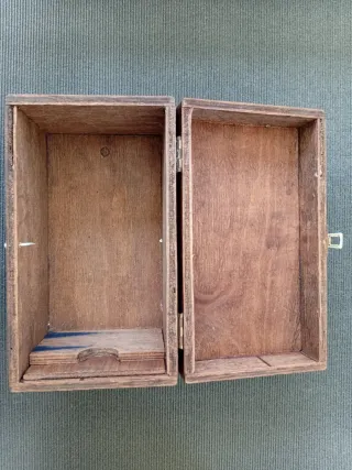 Caja joyero de madera tallada