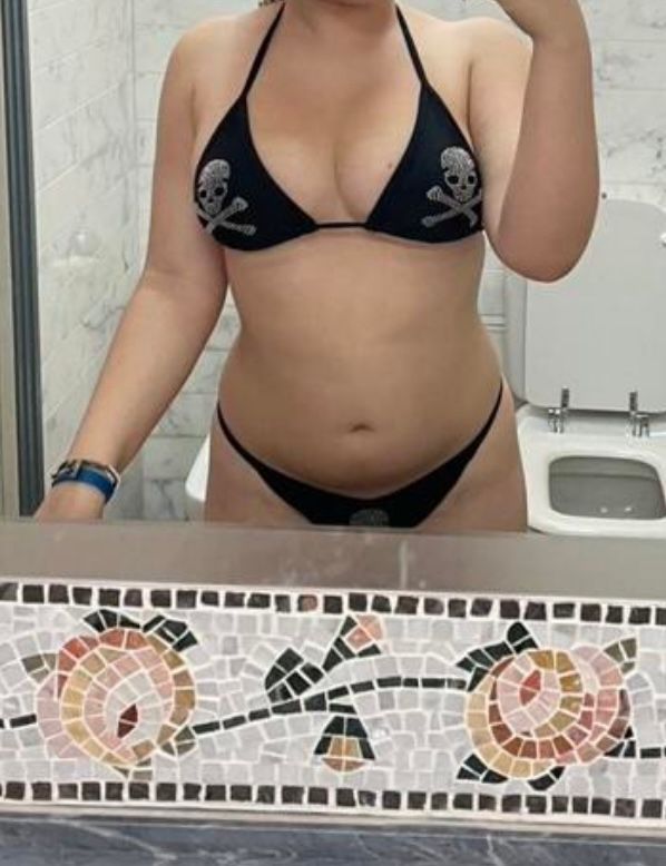 Bikini negro con calaveras plateadas