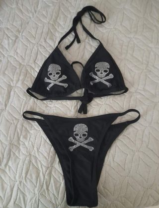 Bikini negro con calaveras plateadas