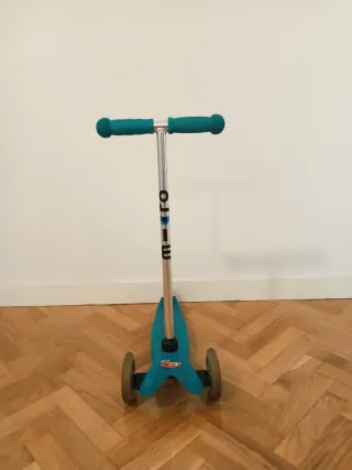 Patinete 3 ruedas + cabeza dinosaurio