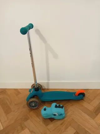 Patinete 3 ruedas + cabeza dinosaurio