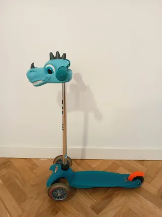 Patinete 3 ruedas + cabeza dinosaurio