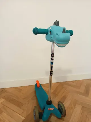 Patinete 3 ruedas + cabeza dinosaurio