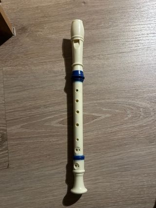 Flauta dulce color crema y azul