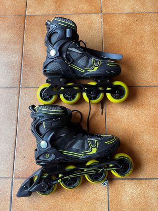 Patines en línea negros y amarillos