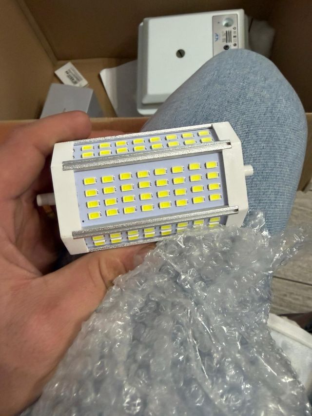 Luz LED Branca e Prata