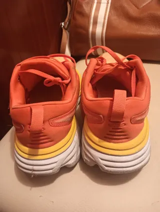 Hoka Bondi 8 Naranja y Amarillo