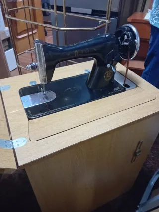 Máquina de coser antigua Alfa