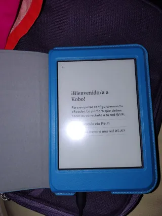 eReader Kobo Nia con funda azul y cable