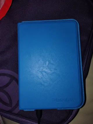 eReader Kobo Nia con funda azul y cable