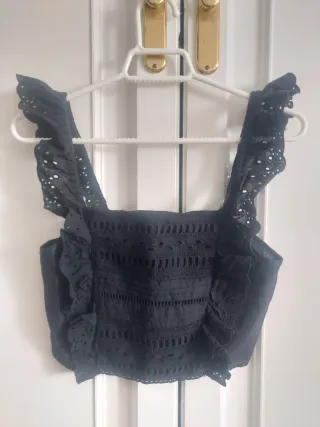 Top negro Stradivarius con volantes