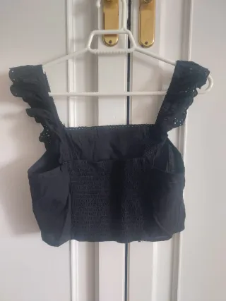 Top negro Stradivarius con volantes