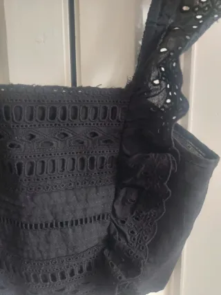 Top negro Stradivarius con volantes