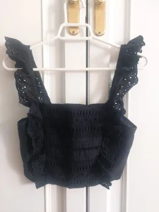 Top negro Stradivarius con volantes