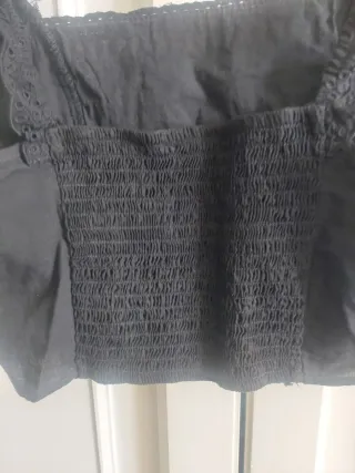 Top negro Stradivarius con volantes