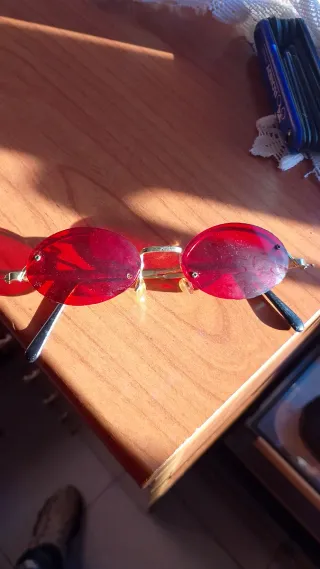 Gafas vintage ovaladas rojas y doradas