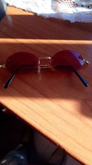 Gafas vintage ovaladas rojas y doradas