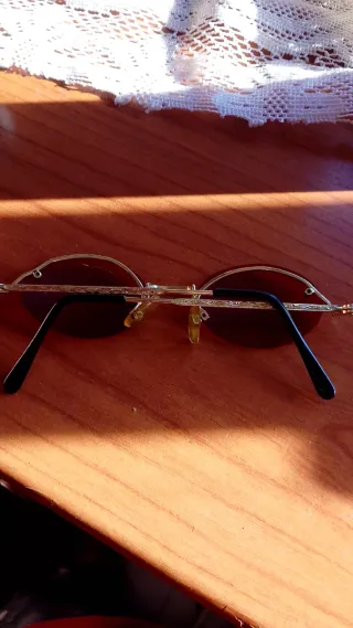 Gafas vintage ovaladas rojas y doradas